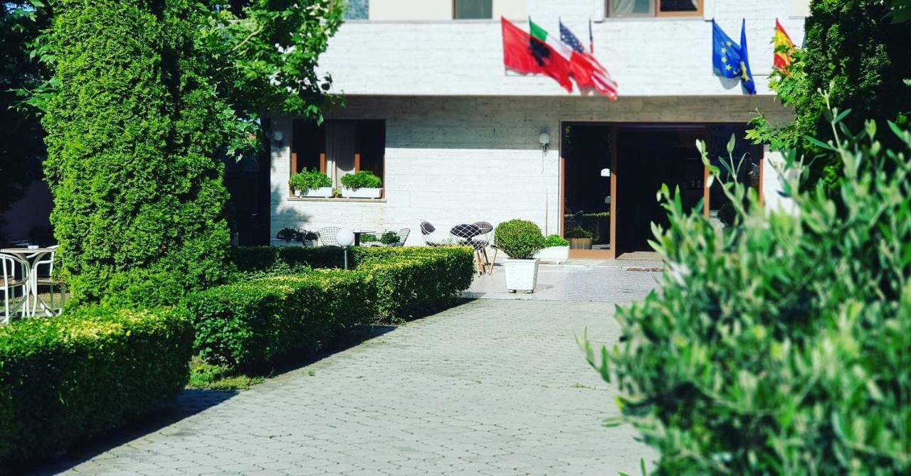 Hotel Ambasador Garden Lezhë Extérieur photo